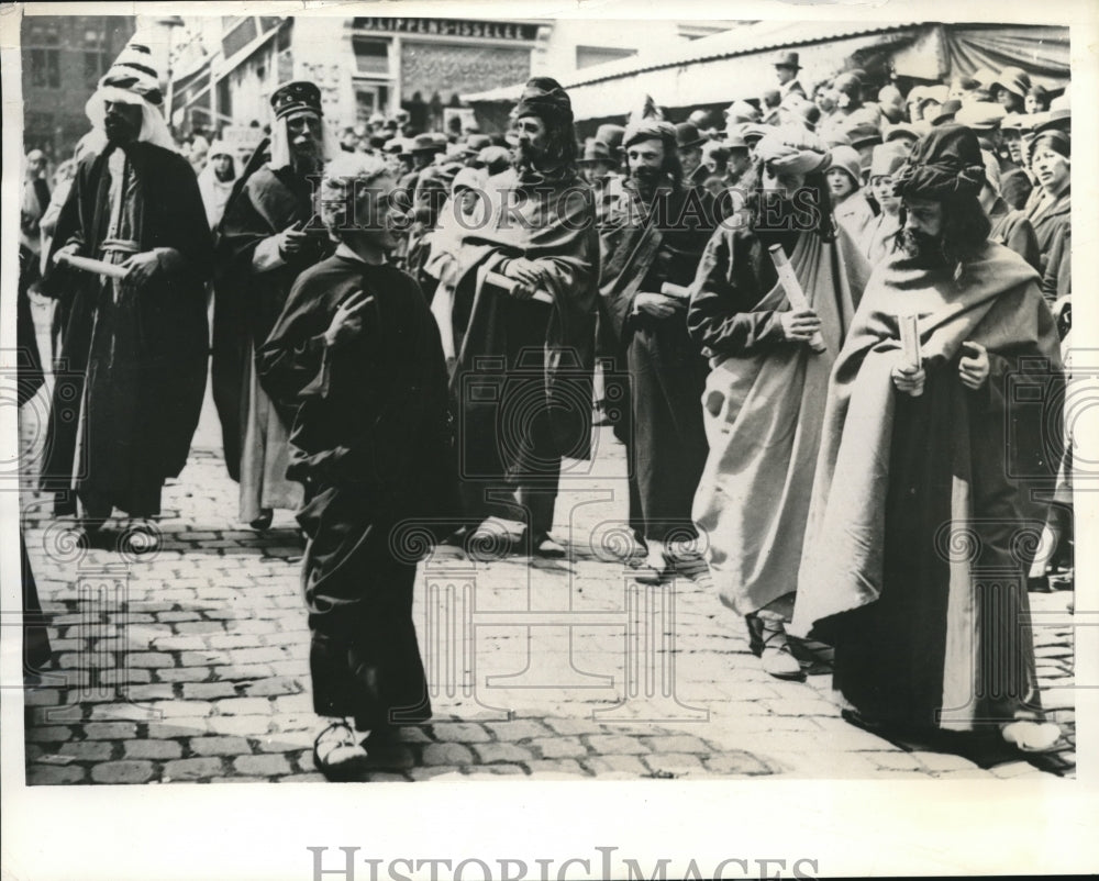 1934 Press Photo Scene from the Saint Sang Procession in Bruges, Belgium-Historic Images