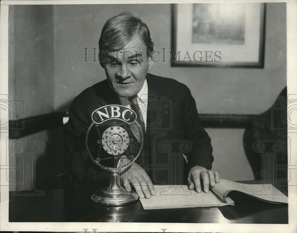 1930 H.R.W. Miles uses Braille speech to address NBC audience - Historic Images