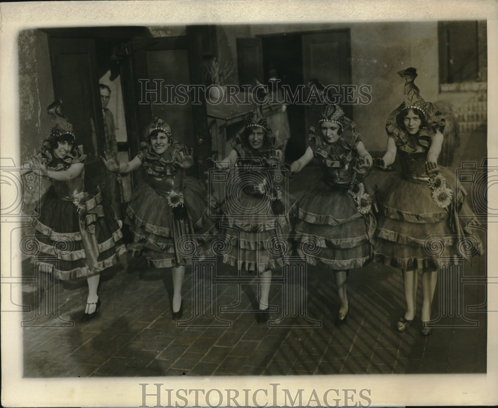 1927 NYC Society Debs appear in charity play - Historic Images