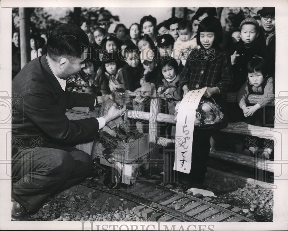 1949 Chee Chan Monkey Engineer Of A Miniature Train At Ueno Park - Historic Images