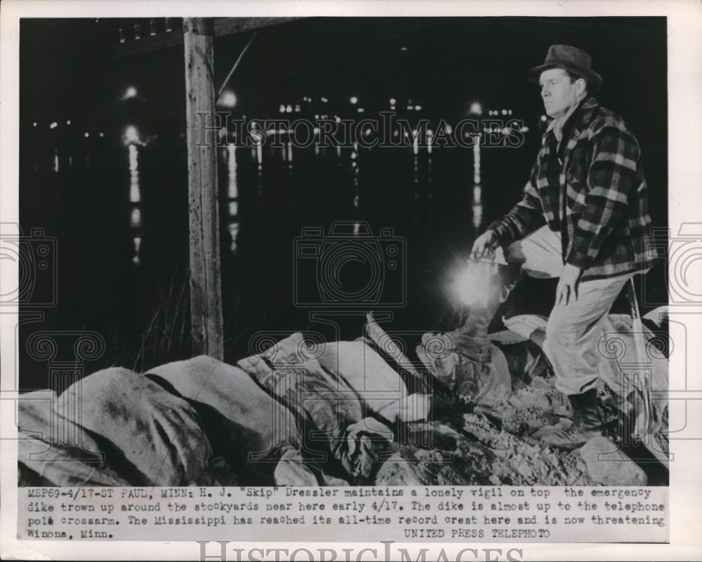 1952 Press Photo H. J. &quot;Skip&quot; Dressler is on vigil on emergency dike - Historic Images