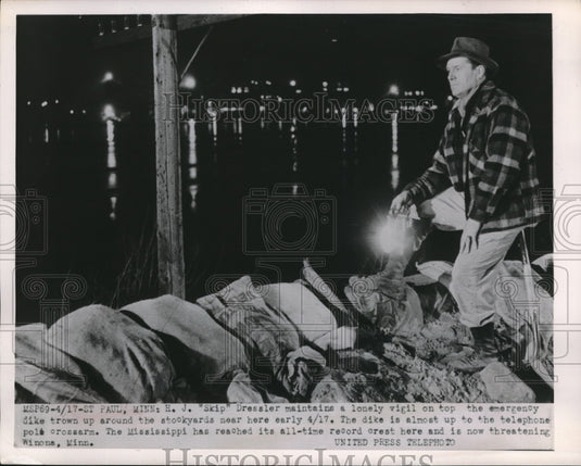 1952 Press Photo H. J. "Skip" Dressler is on vigil on emergency dike - Historic Images