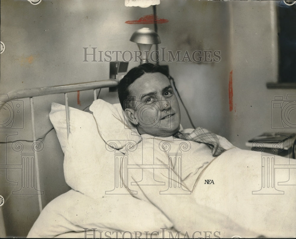 1927 Press Photo Robert &quot;Smiling Bob&quot; Conway In Hospital - Historic Images