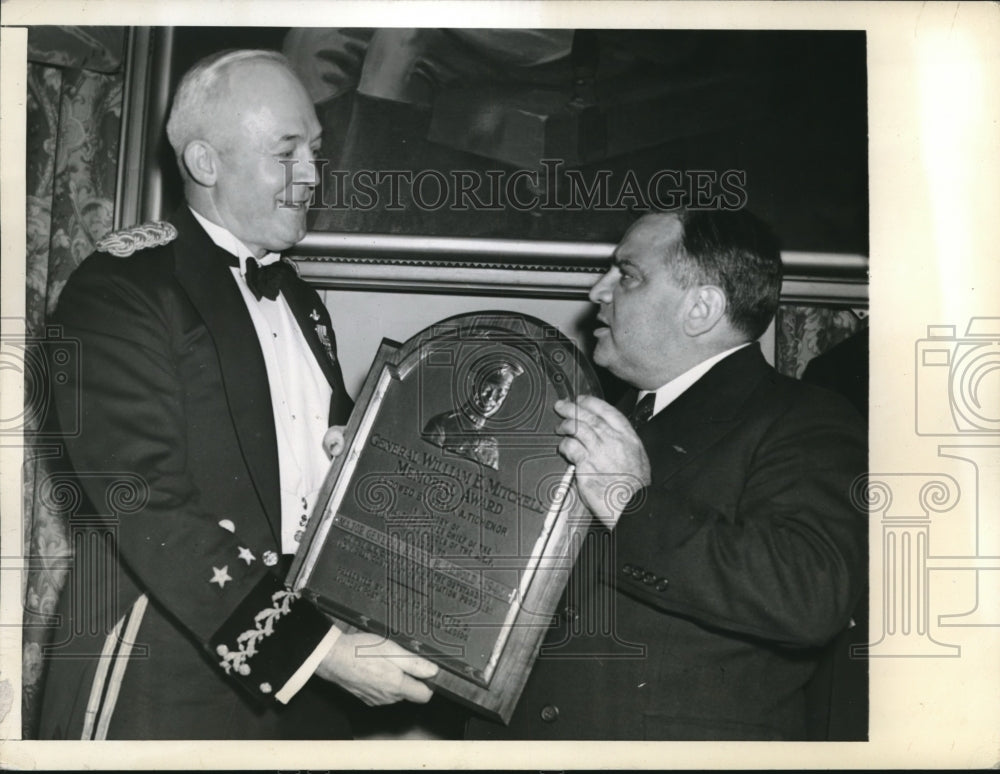 1941 Press Photo Maj. Gen. H.H. Arnold Presented Trophy From Mayor LaGuardia - Historic Images