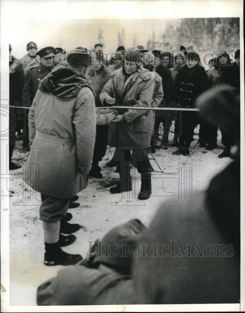1942 Press Photo A Canadian Cabinet Member Cuts The Ribbon Spanning The Alcan - Historic Images