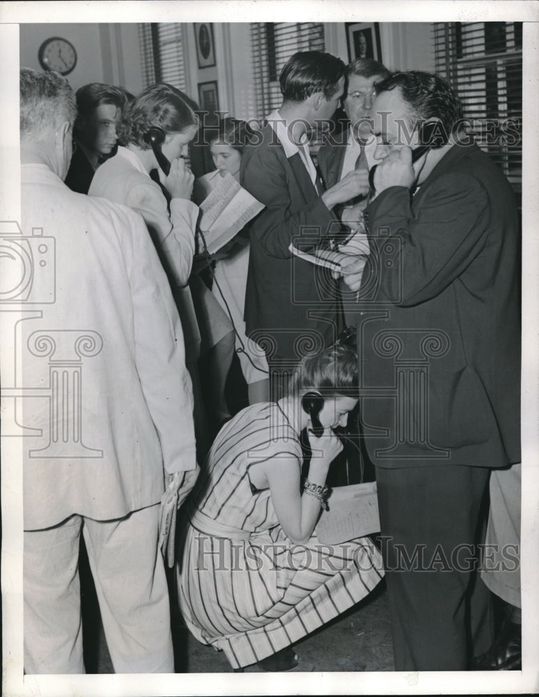 1945 Press Photo Reporters Crowd Around Telephones at White House Press Room - Historic Images