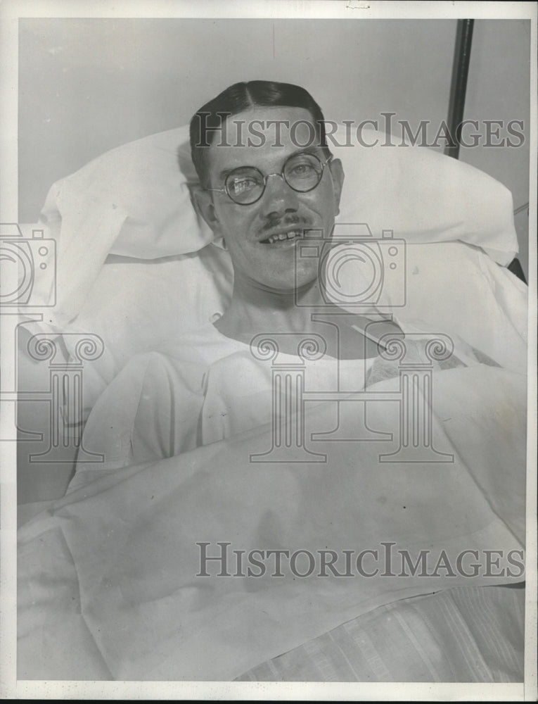 1933 Press Photo Detective H.W. Tash in Hospital - Historic Images