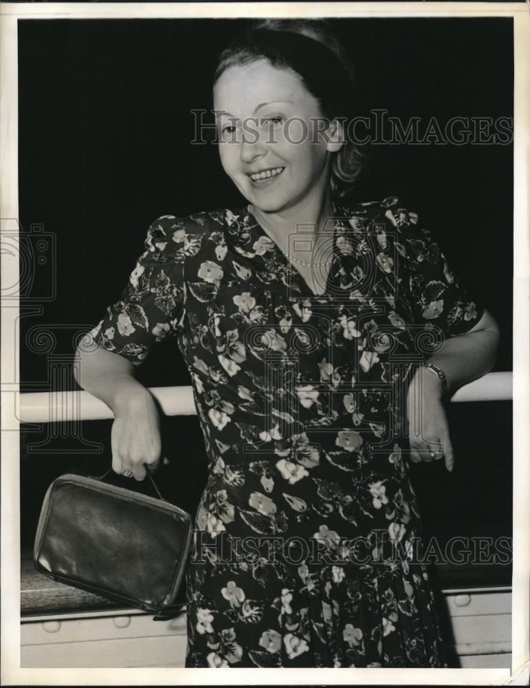 1941 Press Photo Bridge Champion Amalie Pollakova Staying In New York - Historic Images