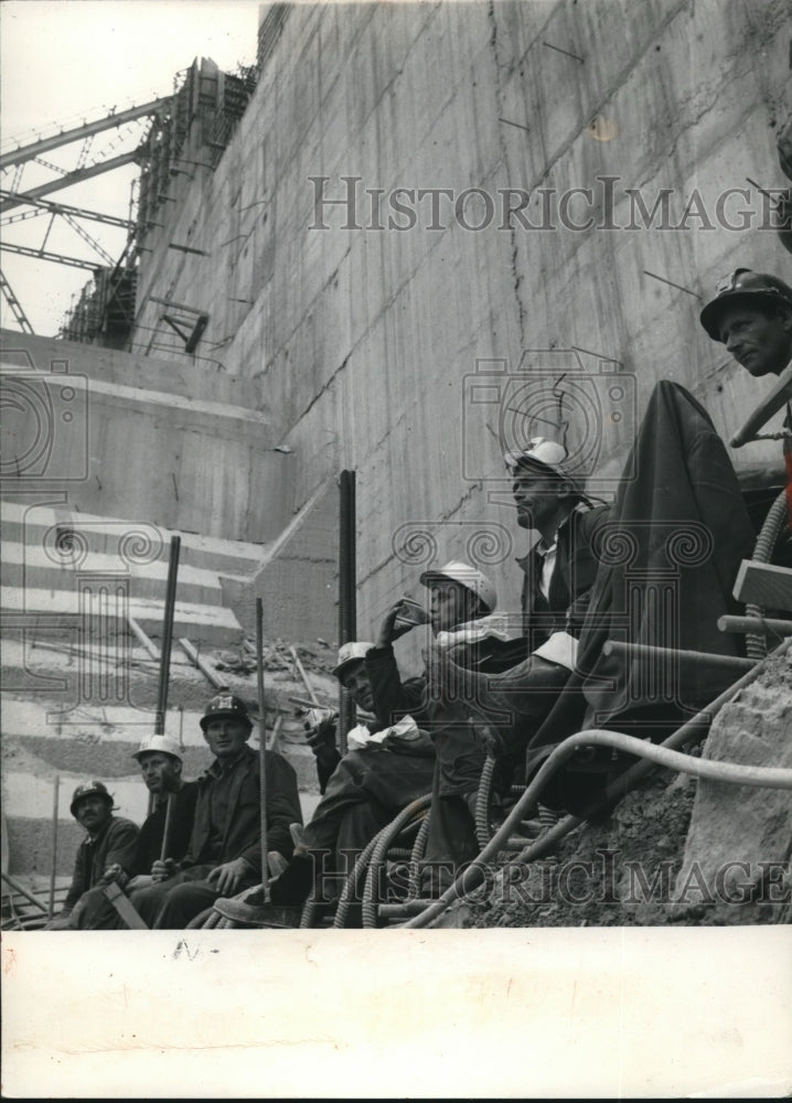 1969 Press Photo Yugoslav Workers At Iron Gates Damn Working - Historic Images