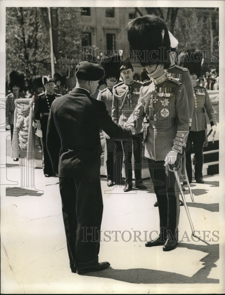 1939 Press Photo King George In Colonels Uniform Shaking Hands With Konvural - Historic Images