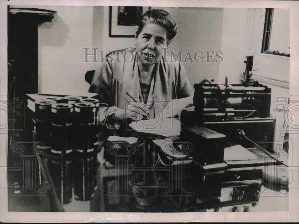 1937 Press Photo London Woman Bank Director, Mrs. Gordon Holmes - nec10439 - Historic Images