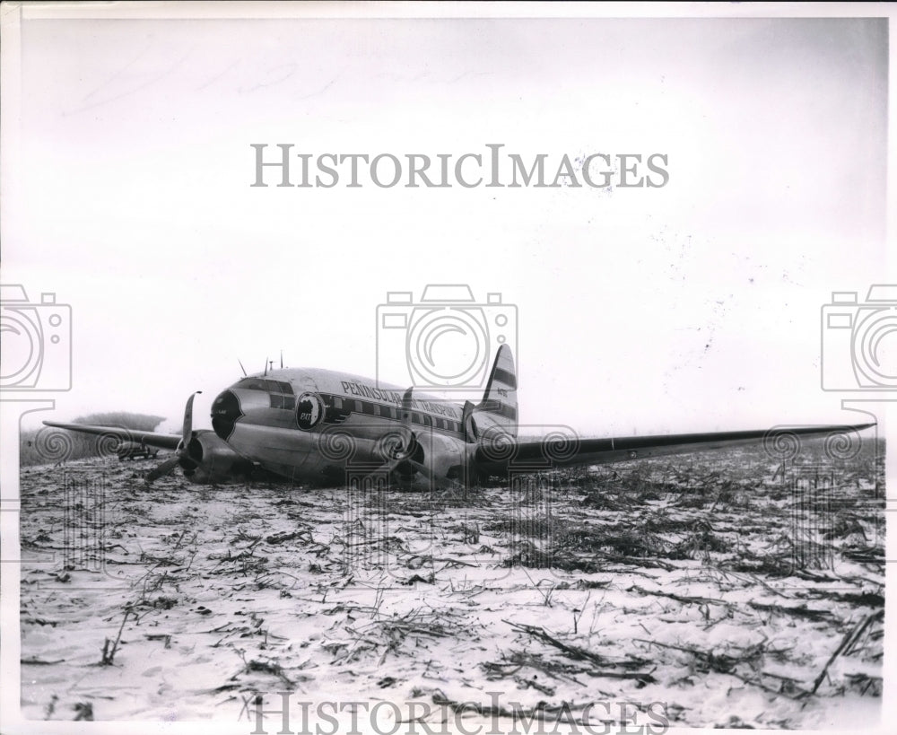 1955 Press Photo C-46 carrying soldiers belly lands in Ill. cornfield . - Historic Images