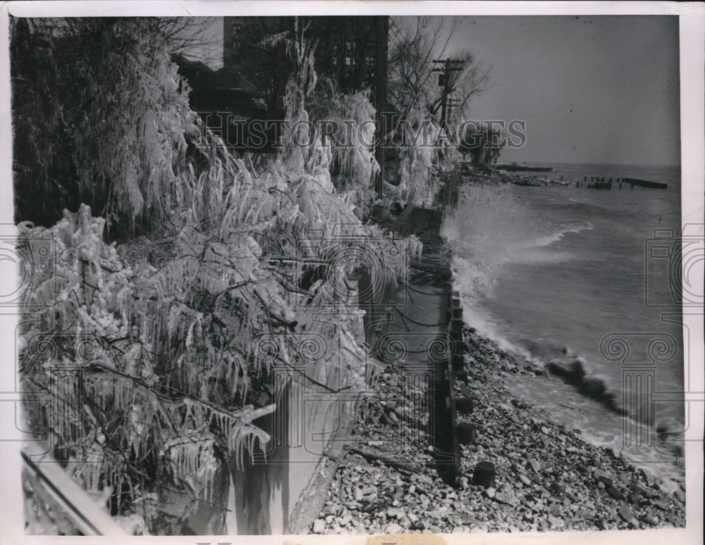 1948 Press Photo Wave splashes over the sea wall on Chicago&#39;s north shore - Historic Images