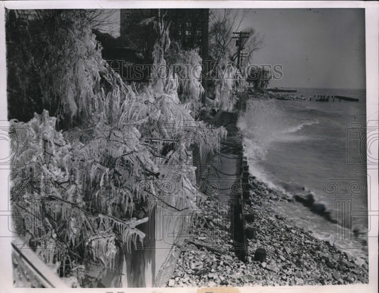 1948 Press Photo Wave splashes over the sea wall on Chicago's north shore - Historic Images