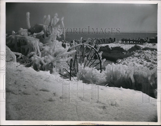 1948 Scene from Chicago's lake front, during a sunny winter day - Historic Images