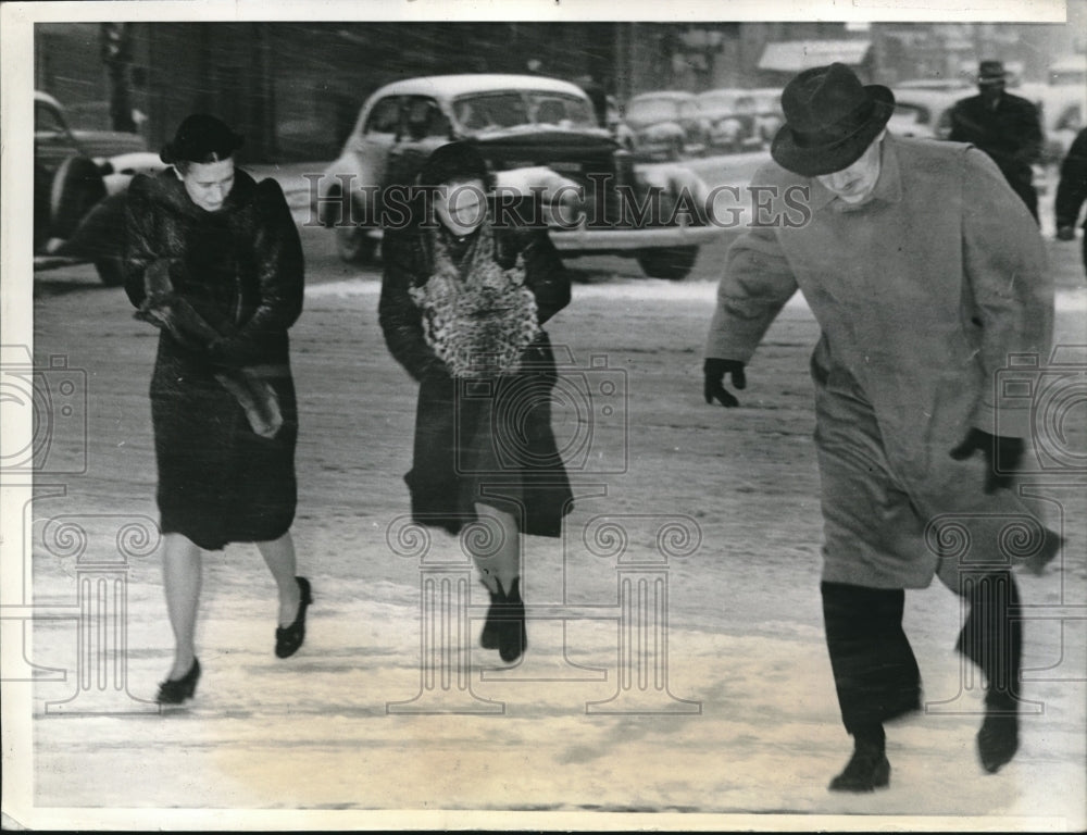 1940 Press Photo Chicago pedestrian struggling against a blast driven snow - Historic Images