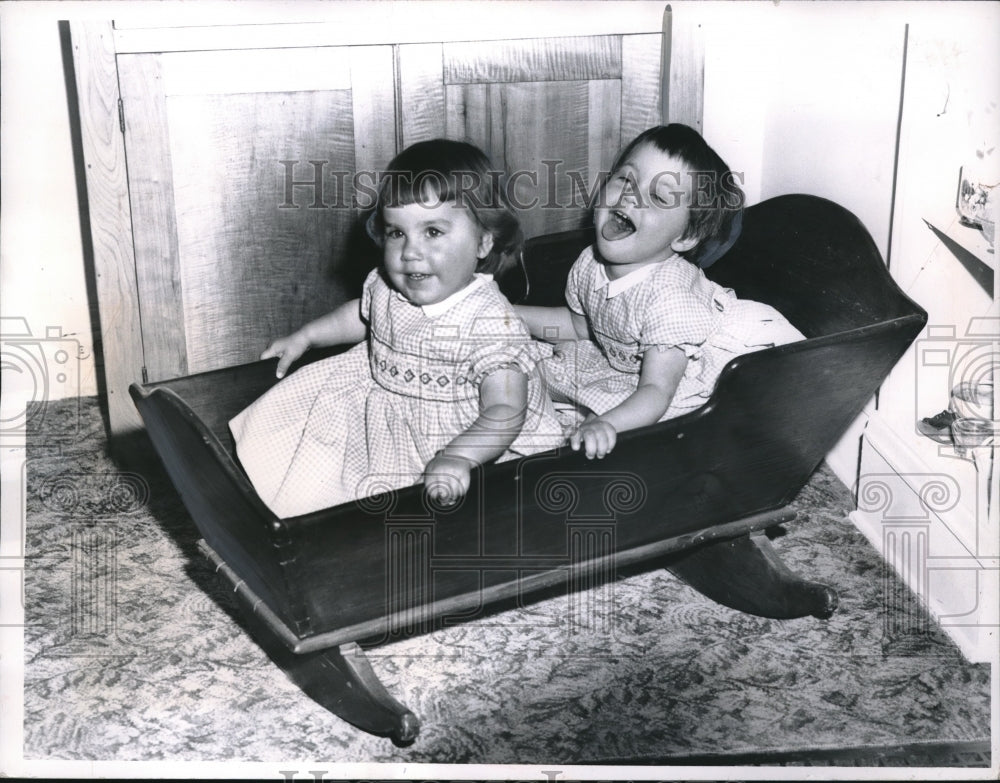 1962 Press Photo Pamela Polen, 2, Cynthia Polen, 3, in 112-year-old cradle - Historic Images