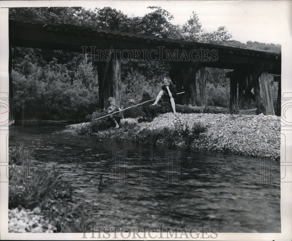 1948 Press Photo Joyce Thoresen, &quot;Freckles&quot; Becker, 12, fishing - Historic Images