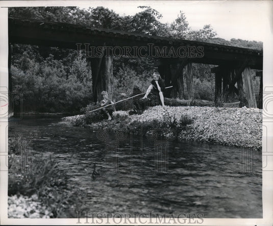 1948 Press Photo Joyce Thoresen, "Freckles" Becker, 12, fishing - Historic Images