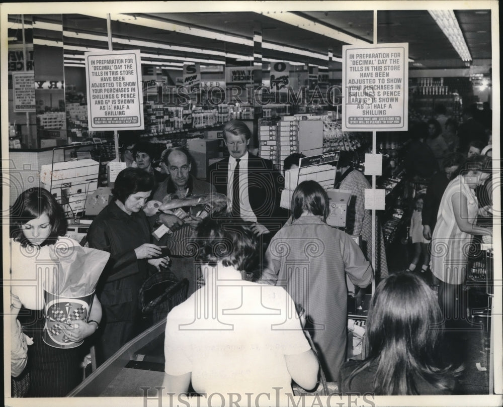 1970 Press Photo Shoppers during nation-wide dock strike - Historic Images