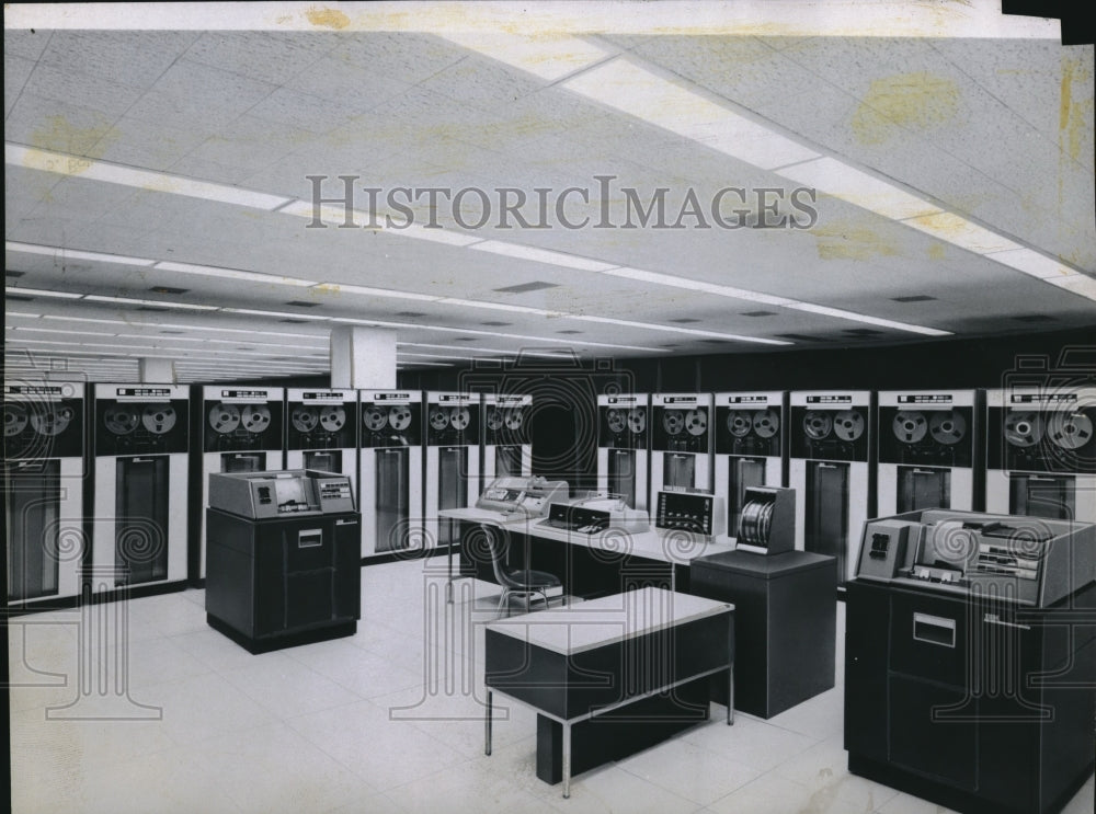 1981 Press Photo Income Tax Computers Federal Government IRS - Historic Images