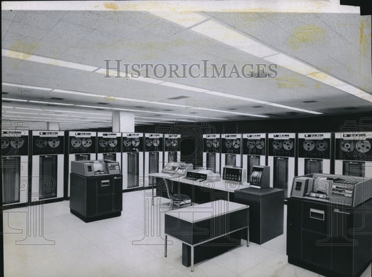 1981 Press Photo Income Tax Computers Federal Government IRS - Historic Images