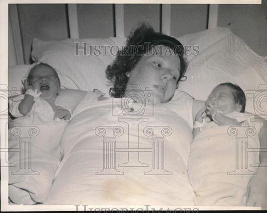 1940 Press Photo Mrs RI Perry w/ her twin boys Donald Lee & Ronald Dee - Historic Images