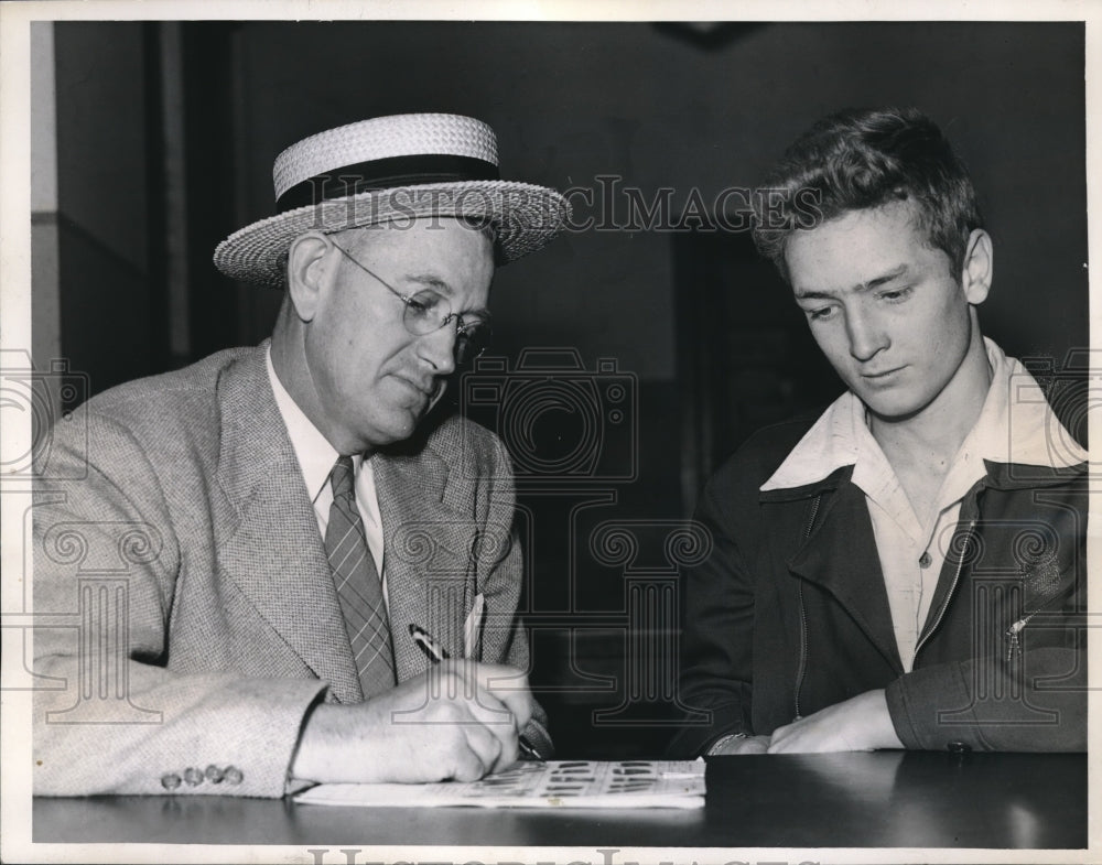 1941 Press Photo Detective Frank Portwood Questions Clarance Frederick - Historic Images