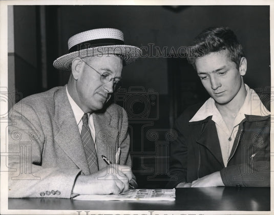 1941 Press Photo Detective Frank Portwood Questions Clarance Frederick - Historic Images