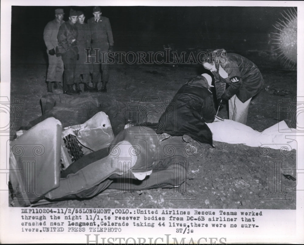 1965 United Airlines Rescue Teams with Bodies of DC - Historic Images