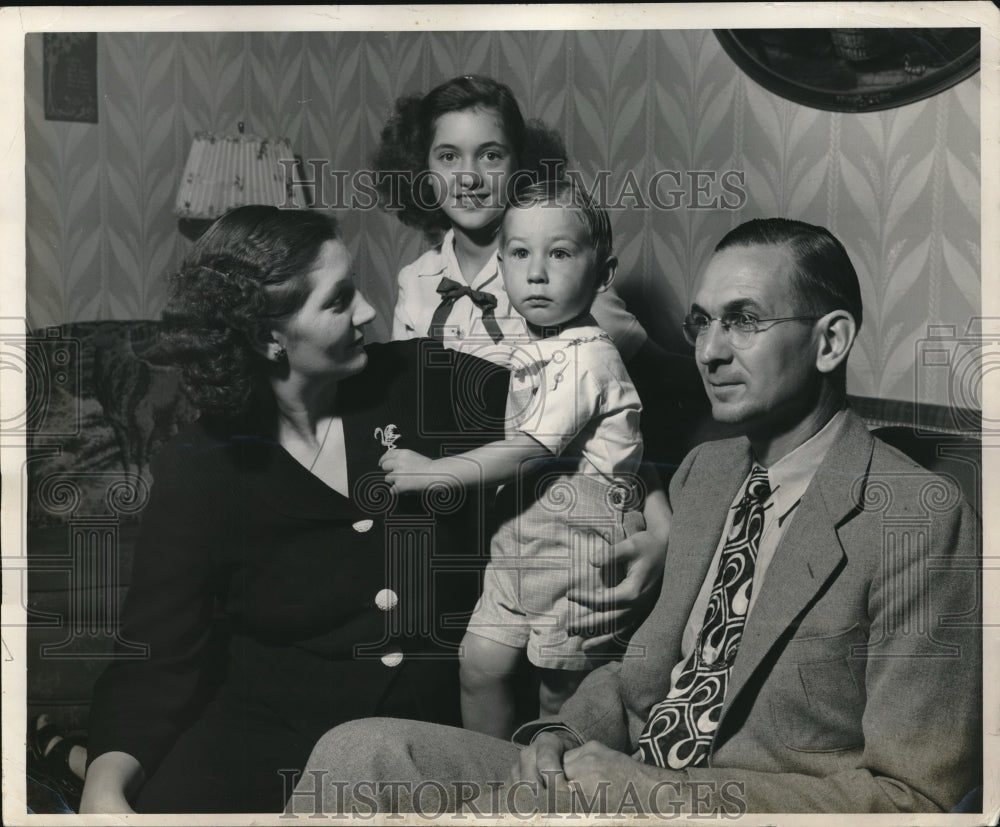 1948 Press Photo Heile Family Potrait Mr. and Mrs. Heile, Betty, and Jackie-Historic Images