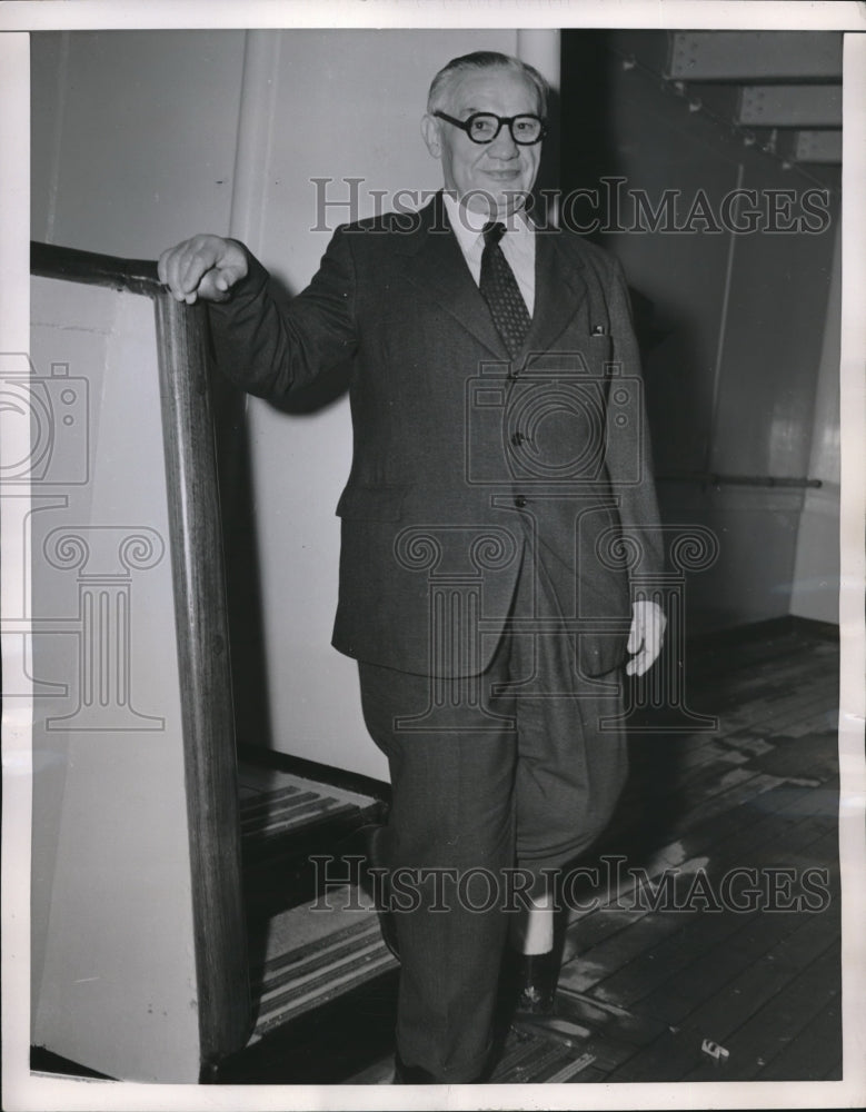 1951 Press Photo British Foreign Minister Bevin Smiles arrives NYC on Queen Mary - Historic Images