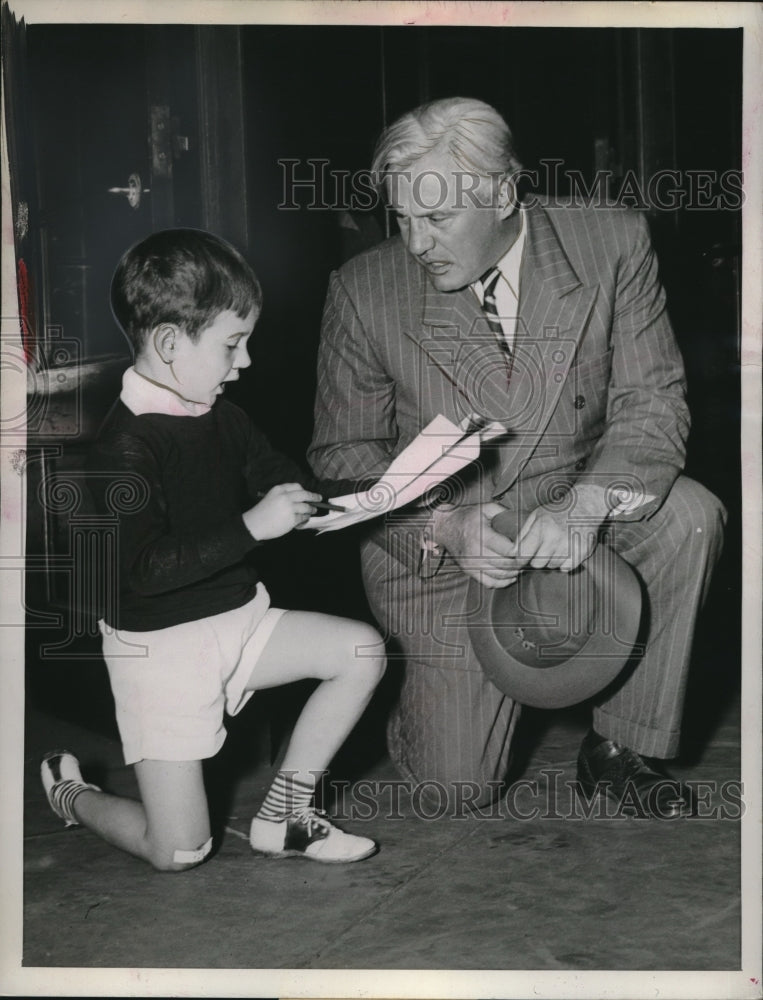 1942 Press Photo Jimmy Conzelman Helps Father Coach The Cardinals - nec10922 - Historic Images