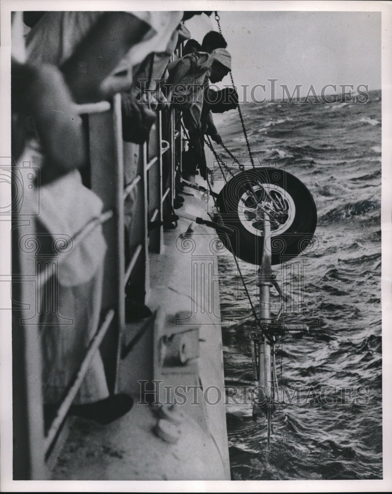 Press Photo US Coast Guard Photo Yakutat Men Grapple Evidence for Officials - Historic Images