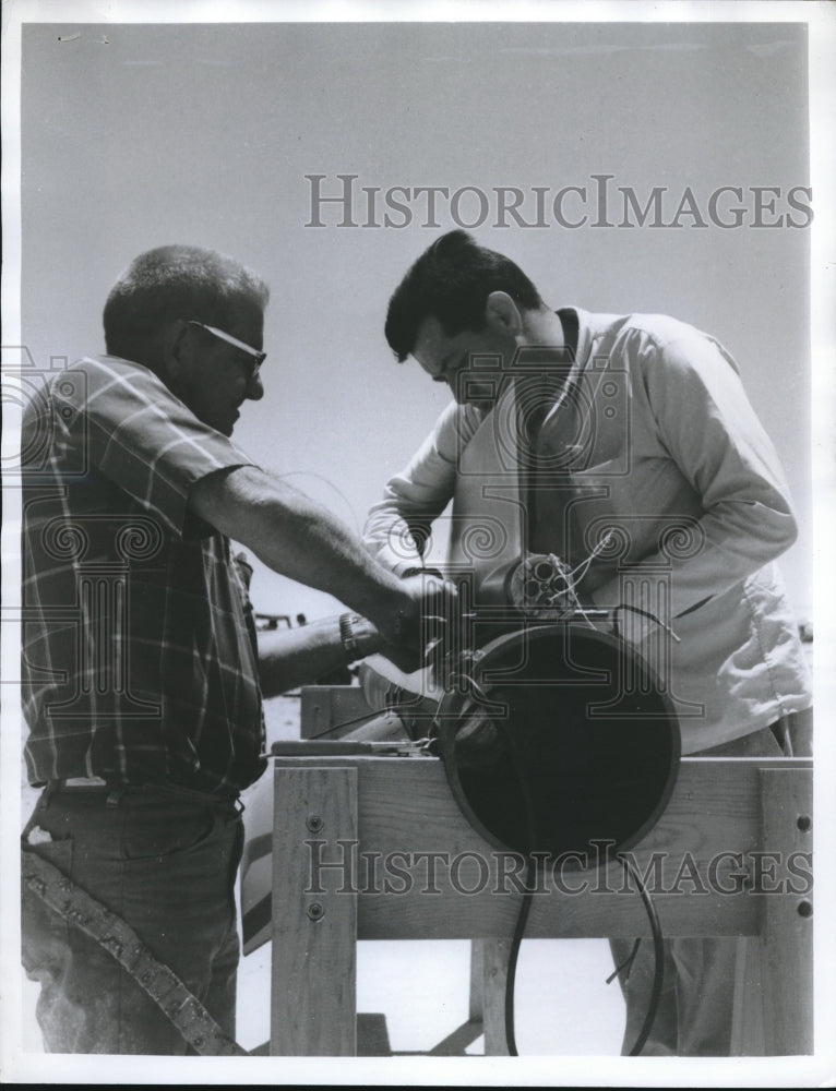 1968 Press Photo Low Cost Air Target Fins Installed By Charles Hoskins - Historic Images