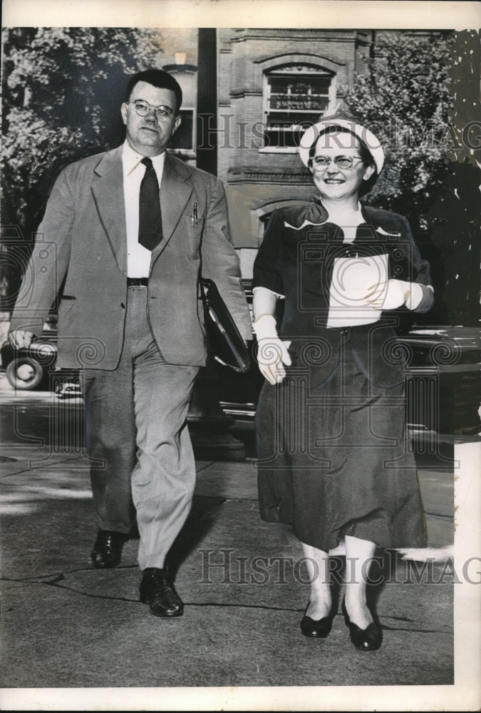 1949 Press Photo Dr. and Mrs. Condon Arrive in Court in Washington - Historic Images