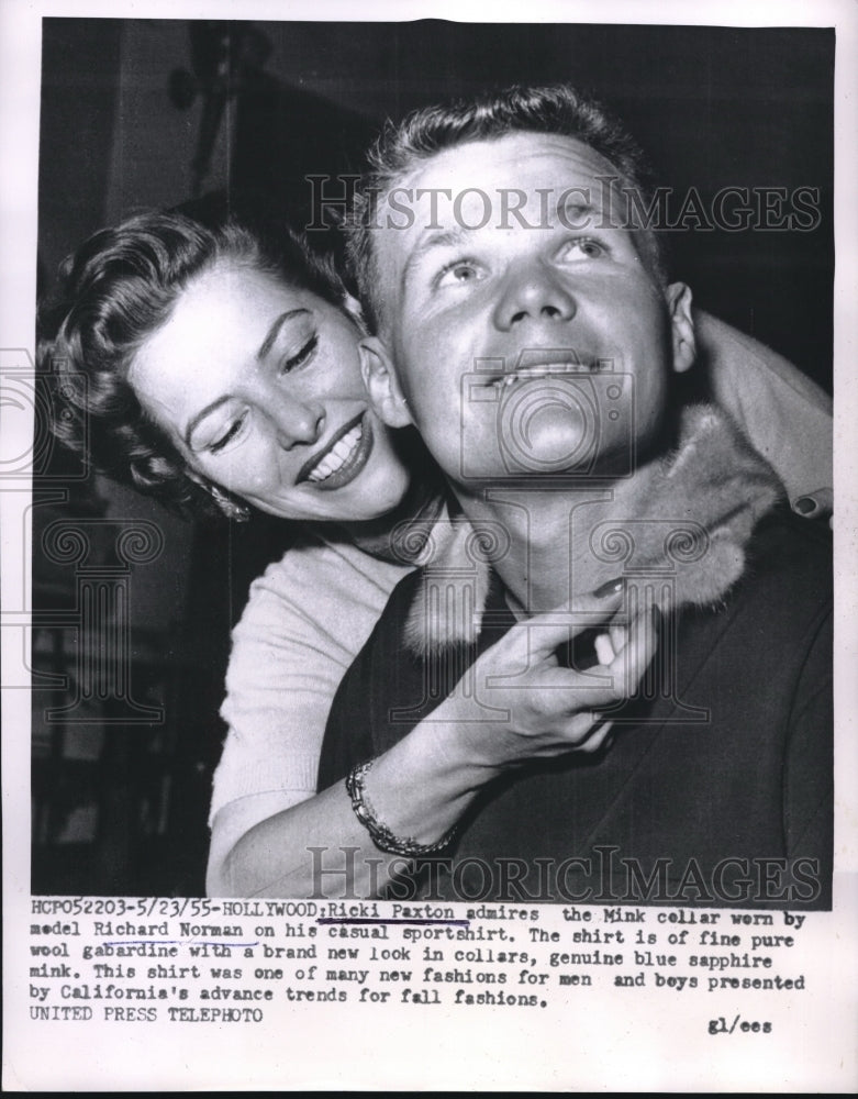 1955 Press Photo couple show new mink collar for California Fashion - Historic Images