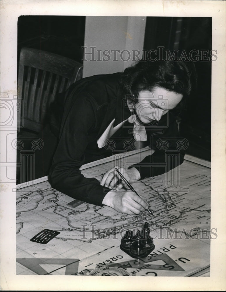 1943 Press Photo Margaret Schadt Drafts Harbors Map - Historic Images