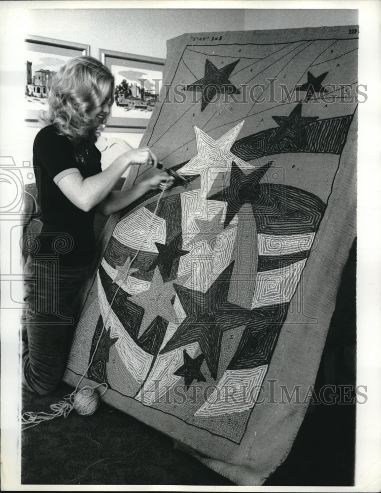 1971 Press Photo Kansas City Prime Actress Angel Tompkins Hooking Patriotic Rug - Historic Images