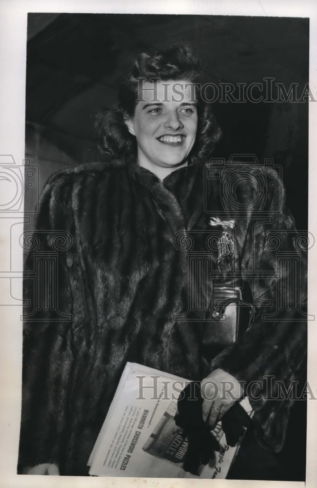 1948 Press Photo June Ballou Government Stenographer For General Bennett Meyers - Historic Images