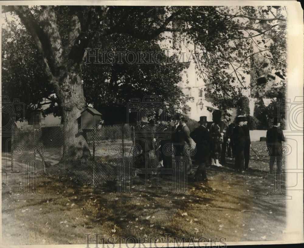 1927 Press Photo Canadian WWI Vets Visit President Coolidges Pet Raccoon Becky - Historic Images