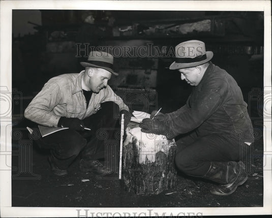 1942 Press Photo Engineers Arthur Olsen and John Fink Inspect Submarine Pipe - Historic Images