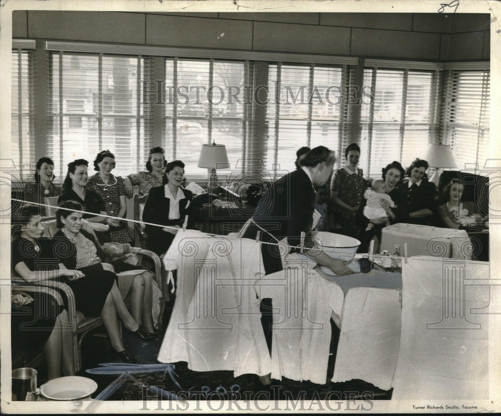 1943 Press Photo Women Attend YWCA USO Prenatal Nutrition Child Care Course - Historic Images