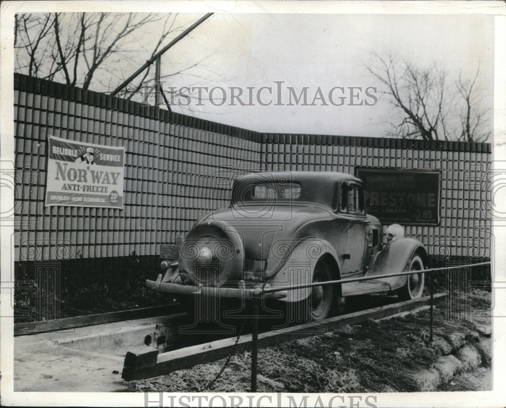 1942 Press Photo Wall Built of Recycled Oil Cans at Minnesota Gas Station - Historic Images