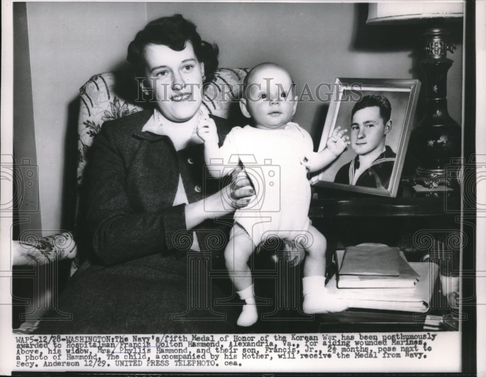 1954 Press Photo Widow and Child of Korean War Veteran Francis Colton Hammond - Historic Images