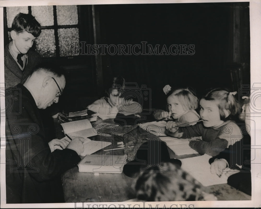 1940 Press Photo London Vicar Reverent Henson Runs School Despite Public Closing - Historic Images