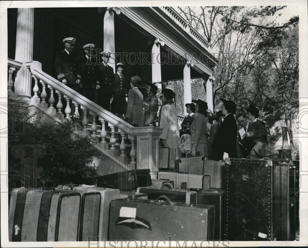 1942 Noncommissioned Officers Arrive At University of Wisconsin Dorm - Historic Images