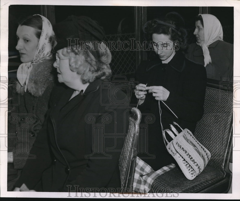 1946 Press Photo Mrs. Florence Galeinberg Knitting While in Transit - nec11434 - Historic Images