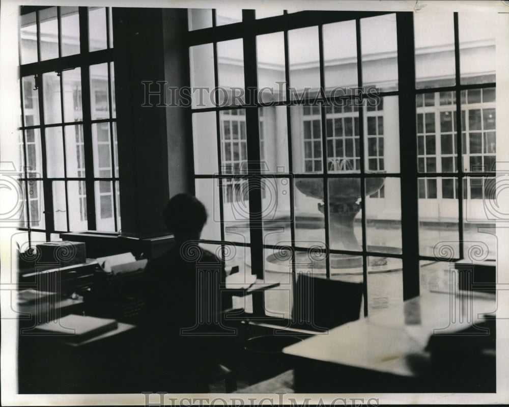 1934 Press Photo View of Fountain in Patio of Executive Offices in White House - Historic Images