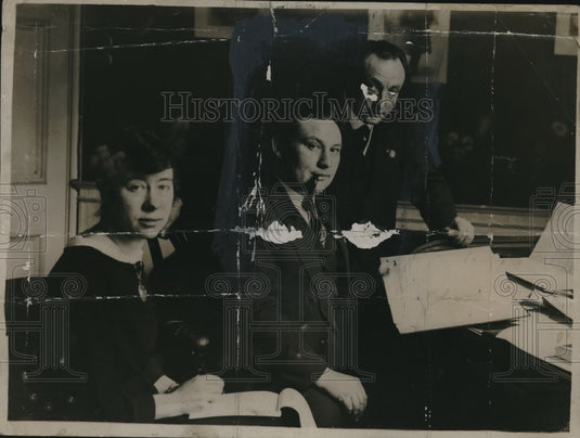 1920 Press Photo Ernest Bevin with an Unidentified Lady and Man - Historic Images